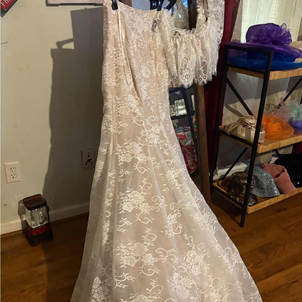 Elegant Lace Prom Dress in Cream